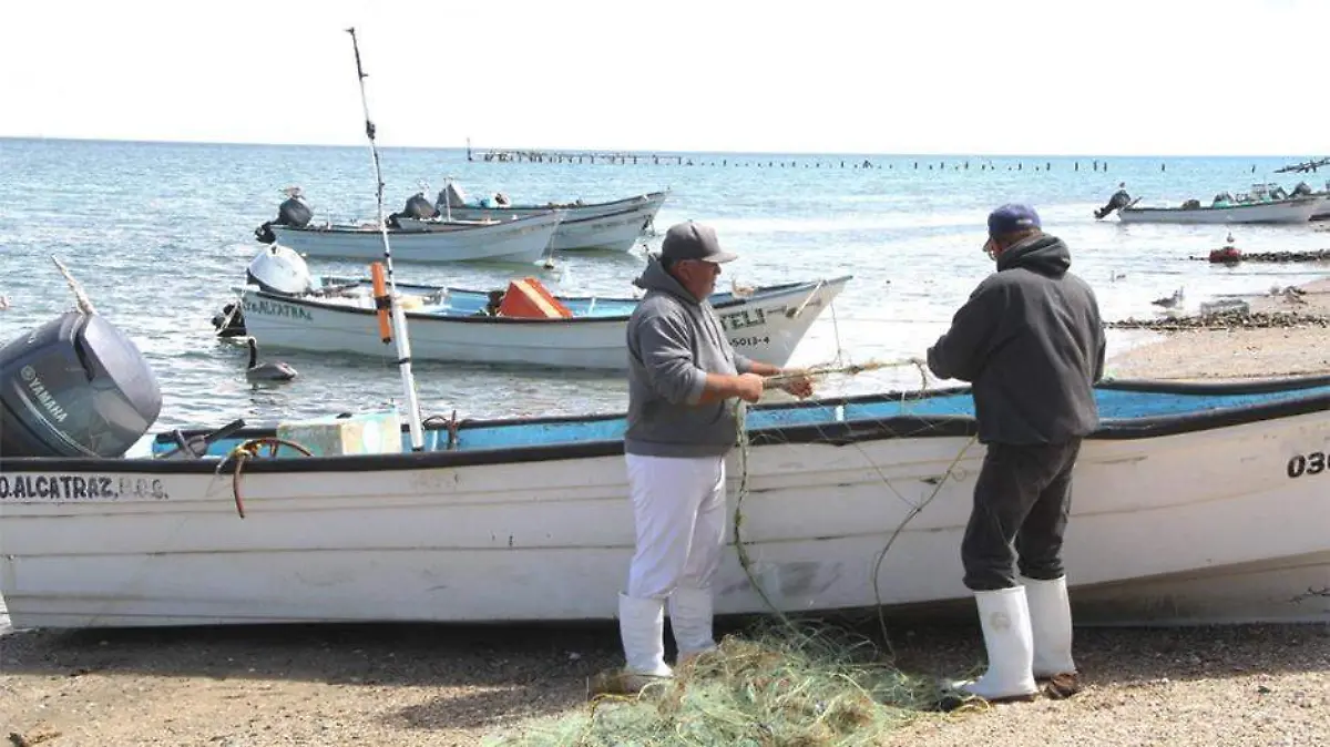 Pescadores reciben seguro vida lancha panga